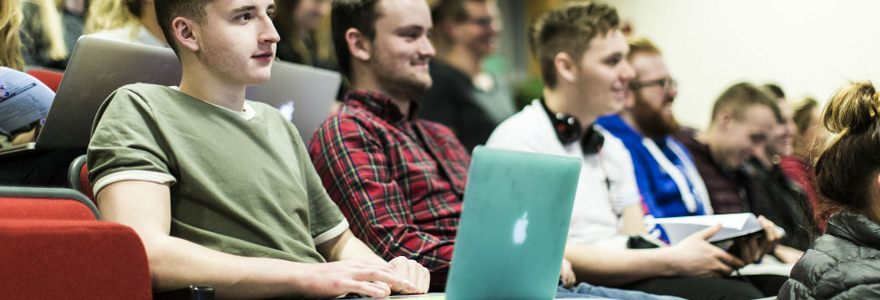 Un groupe d'étudiants assistant à un cours dans un amphithéâtre